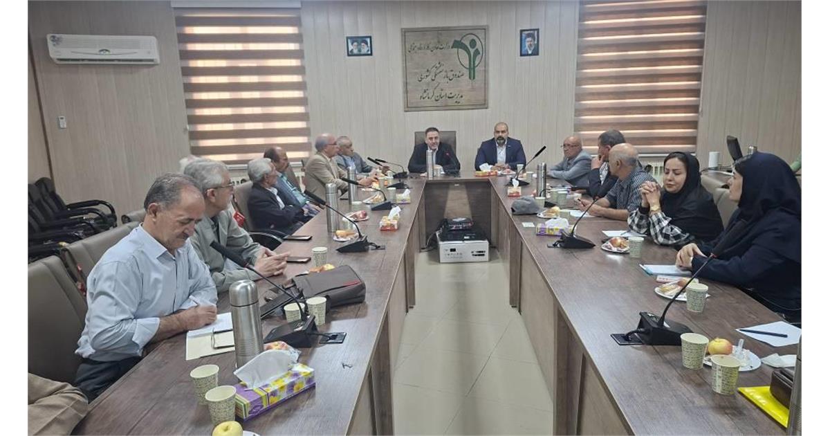نشست هم‌اندیشی روسای کانون‌های بازنشستگی کرمانشاه با مدیر شعبه بیمه دی