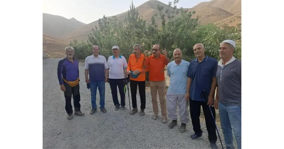 کوه‌پیمایی بازنشستگان استان مرکزی در مسیر سلامتی و همدلی