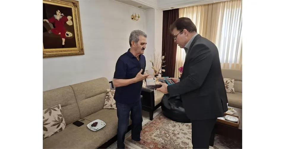 تجلیل مدیر صندوق بازنشستگی سمنان از پزشک خانه امید بازنشستگان